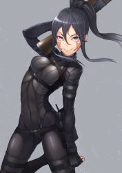 Rule 34 | &gt;:), 1girl, arm at side, arm up, bad id, bad pixiv id, belt, belt pouch, black bodysuit, black hair, blue eyes, bodysuit, breasts, closed mouth, covered navel, facial mark, facial tattoo, fingerless gloves, gloves, grey background, gun, hair between eyes, holding, holding gun, holding weapon, kyoeiki, leg up, long hair, looking at viewer, medium breasts, pitohui (sao), ponytail, pouch, sidelocks, simple background, skin tight, smile, solo, sword art online, sword art online alternative: gun gale online, tattoo, tsurime, v-shaped eyebrows, weapon