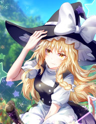 Rule 34 | &gt;:), 1girl, apron, black hat, black skirt, black vest, blonde hair, blue sky, blurry, blurry background, blush, bow, breasts, chinese commentary, commentary request, day, hand on headwear, hand up, hat, hat bow, highres, kirisame marisa, light particles, long hair, looking at viewer, meng xiao jiong, outdoors, puffy short sleeves, puffy sleeves, shirt, short sleeves, skirt, skirt set, sky, small breasts, smile, solo, star (symbol), touhou, v-shaped eyebrows, vest, waist apron, white apron, white bow, white shirt, witch hat, yellow eyes