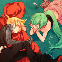 Rule 34 | 1boy, 1girl, automail, blonde hair, cosplay, edward elric, edward elric (cosplay), fullmetal alchemist, green hair, hatsune miku, kagamine len, lowres, lying, mechanical arms, on side, on stomach, single mechanical arm, vocaloid, winry rockbell, winry rockbell (cosplay), wrench