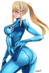 Rule 34 | 1girl, ass, blonde hair, blue eyes, breasts, butcha-u, frown, hand on own hip, highres, large breasts, long hair, metroid, mole, nintendo, ponytail, resolution mismatch, samus aran, simple background, skin tight, solo, source larger, standing, white background, zero suit