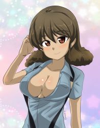 Rule 34 | 1girl, abimaru gup, aoshidan school uniform, blue shirt, breasts, brown eyes, brown hair, cleavage, closed mouth, collared shirt, commentary, dark-skinned female, dark skin, girls und panzer, hand in own hair, large breasts, looking at viewer, medium hair, multicolored background, partially unbuttoned, school uniform, shirt, short sleeves, smile, solo, suspenders, twitter username, unbuttoned, unbuttoned shirt, upper body, viridiana (girls und panzer), wing collar