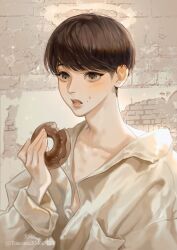 1boy artist_name blush brick_wall brown_eyes brown_hair chocolate_donut collarbone donut eyelashes eyeshadow fingernails food food_on_face highres holding holding_donut holding_food indoors jacket lips looking_at_food makeup male_focus open_mouth original oversized_clothes short_hair solo teeth toscana20460423 twitter_username upper_body white_jacket