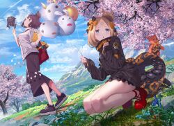 2girls abigail_williams_(fate) abigail_williams_(traveling_outfit)_(fate) aora bag balloon bandaid black_footwear black_hair black_jacket black_pants blonde_hair blue_eyes bow cherry_blossoms cloud crossed_bandaids day fate/grand_order fate_(series) grey_jacket hair_bow hair_bun highres holding holding_balloon jacket katsushika_hokusai_(fate) katsushika_hokusai_(traveling_outfit)_(fate) long_hair mountain multiple_girls multiple_hair_bows official_alternate_costume outdoors pants parted_bangs red_footwear revision shoes short_hair shoulder_bag single_hair_bun sky smile sneakers squatting standing stuffed_animal stuffed_toy teddy_bear tentacles tokitarou_(fate) tree wavy_hair