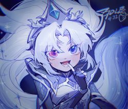 Rule 34 | 1girl, armor, black gloves, blue eyes, crown, dated, edg zoe, elbow gloves, fingerless gloves, gem, gloves, hand up, heterochromia, highres, league of legends, long hair, looking at viewer, parted bangs, pink eyes, solo, upper body, white hair, zoe (league of legends), ztdlb