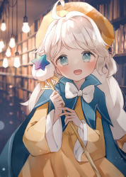 Rule 34 | 1girl, ahoge, blue cape, blue eyes, blurry, blurry background, blush, bokeh, bookshelf, bow, bowtie, cape, commentary, cookie run, cream puff cookie, depth of field, dress, dust, hanging light, hat, highres, holding, holding staff, indoors, long hair, long sleeves, looking at viewer, open mouth, smile, solo, spi, staff, upper body, white bow, white bowtie, white hair, yellow dress, yellow hat