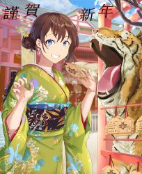 Rule 34 | 1girl, animal, bad id, bad pixiv id, blue eyes, blue flower, branch, brown hair, building, chinese zodiac, claw pose, commentary request, day, ema, floral print, flower, green kimono, grin, hair between eyes, hair bun, hair flower, hair ornament, highres, holding, japanese clothes, kimono, long sleeves, mosta (lo1777789), obi, original, outdoors, petals, print kimono, sash, single hair bun, smile, solo, tiger, translation request, white flower, wide sleeves, year of the tiger, yellow flower