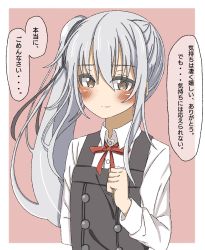 1girl arm_behind_back bad_id bad_twitter_id black_ribbon blush border brown_eyes buttons clenched_hand closed_mouth collared_shirt commentary dress grey_hair hair_between_eyes hair_ribbon highres kantai_collection kasumi_(kancolle) kasumi_kai_ni_(kancolle) kirisaki_seeker long_hair long_sleeves motion_lines neck_ribbon pinafore_dress pink_background red_ribbon ribbon shirt side_ponytail sidelocks simple_background sleeveless sleeveless_dress smile solo speech_bubble translation_request trembling upper_body white_border white_shirt