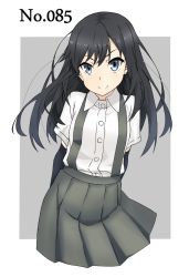 Rule 34 | &gt;:), 10s, 1girl, akitetsu, arm warmers, arms behind back, asashio (kancolle), bad id, bad twitter id, cropped legs, dress shirt, grey skirt, highres, kantai collection, long hair, pleated skirt, shirt, short sleeves, simple background, skirt, smile, solo, suspenders, v-shaped eyebrows