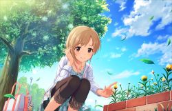 Rule 34 | 10s, 1girl, aiba yumi, annindoufu (oicon), bag, blonde hair, collarbone, day, flower, idolmaster, idolmaster cinderella girls, idolmaster cinderella girls starlight stage, jewelry, leaf, necklace, official art, outdoors, sky, smile, solo, squatting, tree, wind