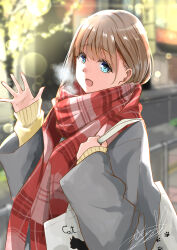 Rule 34 | 1girl, bag, blue eyes, blurry, blurry background, brown hair, coat, grey coat, hair between eyes, highres, lens flare, long sleeves, looking at viewer, open mouth, original, outdoors, plaid, plaid scarf, railing, red scarf, scarf, shoulder bag, sleeves past wrists, smile, solo, soragane (banisinngurei), sweater, upper body, waving, winter, yellow sweater