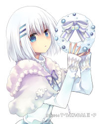 Rule 34 | 1girl, blue eyes, blunt bangs, capelet, date a live, hair ornament, hair ribbon, hairclip, hibiki mio, holding, looking at viewer, neck ribbon, parted lips, purple ribbon, ribbon, short hair, silver hair, simple background, smile, snowman, solo, tobiichi origami, upper body, white background, white capelet