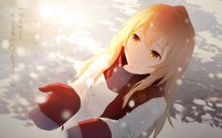 Rule 34 | 1girl, aisaka taiga, blonde hair, cangkong, closed mouth, commentary request, dappled sunlight, dutch angle, from above, hair between eyes, highres, lens flare, long hair, long sleeves, mittens, motion blur, outdoors, scarf, shade, smile, snow, snowing, solo, sunlight, toradora!, translation request, upper body, winter, winter clothes, yellow eyes
