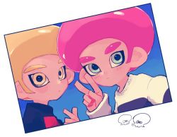 Rule 34 | 2boys, afro, blonde hair, blue eyes, deigo (indigo2070), expressionless, looking at viewer, male focus, multiple boys, nintendo, octoling, octoling boy, octoling player character, photo (object), pink hair, selfie, simple background, splatoon (series), splatoon 2, sweater, v, white background, yellow eyes