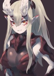 1girl armor blonde_hair breasts brown_background eyeshadow horns iga_(okame_nin) large_breasts long_hair looking_at_viewer makeup okame_nin orange_eyes original pointy_ears ponytail simple_background smile solo spiked_horns upper_body