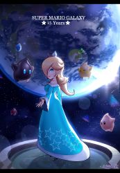 Rule 34 | 1girl, absurdres, anniversary, artist name, blonde hair, blue dress, blue eyes, copyright name, crown, dress, earth (planet), floating, highres, lens flare, looking at viewer, looking back, luma (mario), mario (series), mini crown, nintendo, outstretched arm, planet, polari (super mario galaxy), rosalina, sarukaiwolf, space, star (symbol), star print, strapless, strapless dress, super mario galaxy