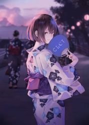 Rule 34 | 1girl, bob cut, brown eyes, brown hair, closed mouth, from behind, hand fan, highres, holding, holding fan, japanese clothes, kaoming, kimono, long sleeves, looking at viewer, looking back, medium hair, obi, outdoors, paper fan, pink kimono, pink sky, sash, sky, smile, solo, vroid, wide sleeves