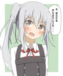 1girl black_ribbon brown_eyes commentary_request dress green_background grey_hair hair_between_eyes hair_ribbon head_tilt highres kantai_collection kasumi_(kancolle) kasumi_kai_ni_(kancolle) kirisaki_seeker long_hair long_sleeves neck_ribbon open_mouth outside_border pinafore_dress red_ribbon ribbon shirt side_ponytail sleeveless sleeveless_dress solo speech_bubble translation_request two-tone_background upper_body white_background white_shirt