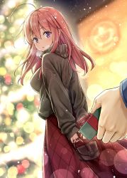 Rule 34 | 1boy, 1girl, ahoge, arms behind back, bag, blurry, blurry background, blush, breasts, brown bag, brown sweater, christmas, christmas present, christmas tree, commentary request, couple, from behind, gift, hair between eyes, highres, holding, holding bag, holding gift, koyuki (kotatsu358), lens flare, long hair, long sleeves, looking at viewer, looking back, medium breasts, neet de otaku na kunoichi to naze ka dousei hajimemashita, night, open mouth, outdoors, purple eyes, red hair, red skirt, shizuri (neet de otaku na kunoichi to naze ka dousei hajimemashita), skirt, sleeves past wrists, solo focus, sweater, sweater tucked in, turtleneck, turtleneck sweater