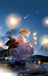 Rule 34 | 1girl, absurdres, ahoge, bracelet, chinese commentary, commentary request, de lacey (neural cloud), fireworks, floral print, flower, girls&#039; frontline, girls&#039; frontline neural cloud, green hair, grin, hair flower, hair ornament, highres, holding fireworks, japanese clothes, jewelry, kimono, lao bai (pixiv36119836), looking at viewer, mechanical tail, mole, mole under mouth, night, night sky, obi, official alternate costume, outdoors, print kimono, sandals, sash, sky, smile, solo, sparkler, squatting, star (sky), symbol-shaped pupils, tail, water, weibo watermark, yukata, zouri