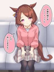 Rule 34 | 1girl, alternate costume, animal ears, black pantyhose, blush, breasts, casual, closed mouth, commentary request, couch, hair ornament, highres, horse ears, horse girl, horse tail, jewelry, looking at viewer, medium hair, necklace, nokora (otonarinoco), pantyhose, pink eyes, sakura laurel (umamusume), simple background, sitting, small breasts, smile, solo, tail, translation request, umamusume, white background