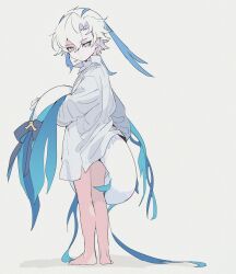 Rule 34 | 1boy, aged down, bare legs, barefoot, blue hair, bottomless, bow, dragon tail, from behind, genshin impact, grey eyes, hair between eyes, highres, holding own tail, long hair, long sleeves, looking back, male focus, multicolored hair, neuvillette (genshin impact), pointy ears, shirt, short hair with long locks, simple background, slit pupils, solo, standing, streaked hair, sumomoi (dvcat), tail, tail bow, tail ornament, white background, white hair, white shirt
