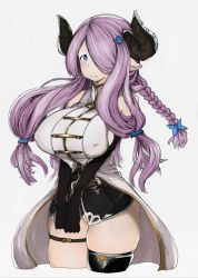 Rule 34 | 10s, 1girl, bare shoulders, black gloves, blue eyes, blush, breasts, demon horns, draph, elbow gloves, female focus, gloves, granblue fantasy, hair ornament, hair over one eye, highres, horns, kei (soundcross), large breasts, light purple hair, long hair, looking at viewer, narmaya (granblue fantasy), pointy ears, simple background, single thighhigh, skindentation, smile, solo, thighhighs, v arms, white background