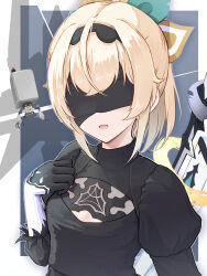 Rule 34 | 1girl, 1other, black dress, blindfold, blonde hair, blush, cleavage cutout, clothing cutout, cosplay, dress, gloves, hair between eyes, hairband, highres, hololive, kazama iroha, long sleeves, nier:automata, nier (series), open mouth, pod (nier:automata), ponytail, puffy sleeves, two-sided dress, two-sided fabric, virtual youtuber, weapon, yasei no nora, 2b (nier:automata), 2b (nier:automata) (cosplay)
