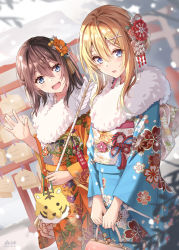 Rule 34 | 2girls, :d, bag, blonde hair, blue eyes, blue kimono, blurry, blurry background, blush, brown hair, building, dutch angle, floral print, fur collar, fur trim, furisode, hair ornament, hand up, handbag, hatsumoude, highres, holding, holding bag, japanese clothes, kimono, long hair, long sleeves, looking at viewer, morigami (morigami no yashiro), multiple girls, new year, obi, open mouth, orange kimono, original, outdoors, parted lips, sash, shrine, smile, snow, snowing, standing, waving