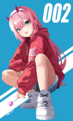 Rule 34 | character name, darling in the franxx, denim, denim shorts, green eyes, hairband, highres, hood, hoodie, horns, mansu (user pnmp4287), oni horns, pink hair, red hoodie, red horns, shoes, shorts, sneakers, solo, squatting, white footwear, white hairband, zero two (darling in the franxx)