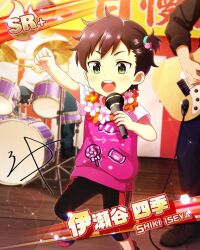 Rule 34 | 3boys, aged down, black hair, card (medium), character name, character signature, child, clenched hand, drum, drumsticks, green eyes, holding, holding microphone, idolmaster, idolmaster side-m, instrument, iseya shiki, male focus, microphone, multiple boys, official art, toddler