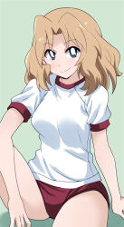 Rule 34 | 1girl, arm on knee, blonde hair, blue eyes, bright pupils, buruma, closed mouth, commentary, girls und panzer, green background, gym shirt, gym uniform, hair intakes, highres, kay (girls und panzer), knee up, long hair, looking at viewer, medium hair, ponzu rui, red buruma, shirt, short sleeves, simple background, sitting, smile, solo, t-shirt, white pupils
