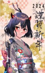 Rule 34 | 1girl, 2024, alternate costume, antenna hair, black clover, black hair, closed mouth, demon girl, demon horns, f3968837, floral print, grey kimono, highres, horns, japanese clothes, kimono, new year, red eyes, red horns, sash, secre swallowtail, smile, solo