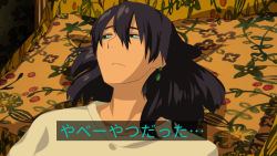 Rule 34 | 1boy, anime coloring, black hair, closed mouth, cluseller, collarbone, earrings, fake screenshot, green eyes, hair between eyes, half-closed eyes, highres, howl (howl no ugoku shiro), howl no ugoku shiro, japanese text, jewelry, long hair, looking to the side, lying, male focus, on back, on bed, shirt, solo, translation request, upper body, white shirt