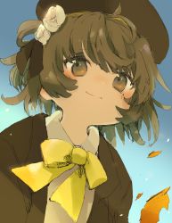 Rule 34 | 1girl, absurdres, beret, blue background, blush, bow, brown eyes, brown hair, brown hat, brown jacket, brown ribbon, closed mouth, collared shirt, flower, gradient background, hair flower, hair ornament, hair rings, hat, hatoba tsugu, highres, jacket, leaf, looking at viewer, mole, mole under eye, open clothes, open jacket, ribbon, rose, sha2mo, shirt, smile, solo, upper body, virtual youtuber, white flower, white rose, white shirt, yellow bow