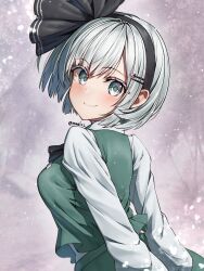 1girl absurdres black_hairband green_eyes green_skirt green_vest hair_ribbon hairband highres konpaku_youmu looking_at_viewer looking_back mitama_mudimudi ribbon shirt short_hair skirt smile solo touhou upper_body vest white_hair white_shirt