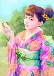 Rule 34 | 1girl, blue sky, blunt bangs, blurry, blurry background, brown eyes, brown hair, choubu-chan, dated, day, double bun, floral print, floral print kimono, flower, furisode, grass, hair bun, hair flower, hair ornament, highres, holding, japanese clothes, kimono, kohji, leaf print, looking at viewer, obi, outdoors, parted lips, pink kimono, print kimono, sash, sega, shenmue, shenmue iii, signature, sky, solo, sunflower, sunflower hair ornament, sunflower print, tree, zhen wei