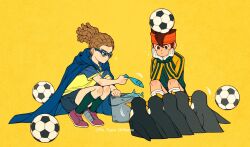 2boys ball bird brown_eyes brown_hair cape commentary_request endou_mamoru feeding fish goggles hands_on_own_face headband highres inazuma_eleven inazuma_eleven_(series) kidou_yuuto korean_commentary male_focus multiple_boys penguin raimon raimon_soccer_uniform simple_background soccer_ball soccer_uniform sportswear squatting yellow_eyes yonban_(pls_type_urname)