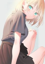 Rule 34 | 1girl, aqua eyes, black shirt, blonde hair, blush, breasts, brown skirt, commentary request, feet out of frame, from behind, grey background, hand on own knee, high-waist skirt, highres, knees up, looking at viewer, looking back, medium breasts, original, parted lips, pleated skirt, poligon (046), shirt, short hair, short sleeves, sitting, skirt, solo