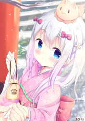 Rule 34 | 1girl, 2018, alternate hairstyle, blue eyes, blush, bow, closed mouth, commentary request, day, eromanga sensei, floral print, flower, from side, hair between eyes, hair bow, hair flower, hair ornament, holding hands, izumi sagiri, japanese clothes, kimono, light purple hair, long hair, long sleeves, looking at viewer, obi, on head, outdoors, paw print, pink bow, plant, pouch, renew vivi, sash, side ponytail, smile, snow, solo focus, stairs