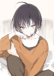 Rule 34 | 1boy, androgynous, beige background, between legs, black hair, blue eyes, brown shirt, collarbone, hand between legs, looking at viewer, lpip, male focus, mouth hold, on bed, original, shirt, simple background, sitting, smile, solo