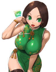 Rule 34 | 1girl, amania orz, bracelet, breasts, brown hair, copyright request, dated, dress, earrings, green dress, green eyes, hand up, highres, jewelry, large breasts, leaning forward, looking at viewer, medium hair, open mouth, simple background, sleeveless, sleeveless dress, smile, solo, twitter username, white background