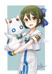 Rule 34 | 1girl, aino ai, animal, aria (manga), aria company uniform, aria pokoteng, artist name, blue background, blue bow, blue bowtie, blue gloves, border, bow, bowtie, cat, cowboy shot, dress, fingerless gloves, gloves, gold bracelet, gold trim, green hair, hair between eyes, hair bow, highres, holding, holding animal, holding cat, looking at viewer, open mouth, parted bangs, sailor collar, short hair, short sleeves, side slit, signature, teeth, telaform, upper teeth only, white border, white cat, white dress, yellow eyes