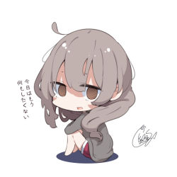 Rule 34 | 1girl, ahoge, barefoot, beni shake, brown eyes, brown hair, chibi, commentary request, grey shirt, hair between eyes, knees up, looking at viewer, looking back, open mouth, original, red shorts, shadow, shirt, short shorts, shorts, signature, simple background, sitting, solo, translation request, white background