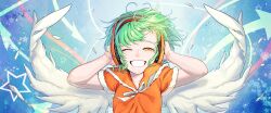 Rule 34 | 1girl, absurdres, blue background, bow, bowtie, breasts, chunithm, commentary, feathered wings, floating hair, freedom dive, fur-trimmed shirt, fur trim, green hair, grin, hands on headphones, headphones, highres, looking at viewer, one eye closed, orange eyes, orange shirt, rapo 01, shirt, short hair, short sleeves, sky feather, small breasts, smile, solo, star (symbol), upper body, white bow, white bowtie, white wings, wind, wings