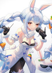 1girl, animal ear fluff, animal ears, arm cuffs, bangs, bare shoulders, black gloves, black leotard, blue hair, bow, braid, breasts, brown legwear, bunny-shaped pupils, bunny ears, bunny tail, carrot, carrot hair ornament, cleavage, closed mouth, commentary, cowboy shot, detached sleeves, dress, eyewear removed, floating hair, food themed hair ornament, fur-trimmed dress, fur scarf, fur trim, gloves, hair bow, hair ornament, highres, holding, holding eyewear, holding microphone, hololive, leg garter, leotard, long hair, looking at viewer, microphone, multicolored, multicolored hair, myung yi, orange eyes, pantyhose, pinky out, pocket, pom pom (clothes), puffy short sleeves, puffy sleeves, rabbit girl, short dress, short eyebrows, short sleeves, sidelocks, simple background, sleeveless, small breasts, smile, solo, standing, strapless, strapless dress, sunglasses, tail, thick eyebrows, twin braids, twintails, two-tone hair, usada pekora, virtual youtuber, white background, white bow, white dress, white hair