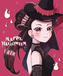 Rule 34 | 1girl, black dress, brown hair, creatures (company), dress, earrings, from side, game freak, happy halloween, hat, highres, jewelry, looking at viewer, nemui o23, nintendo, official alternate costume, pink background, pokemon, pokemon masters ex, red eyes, roxanne (fall 2023) (pokemon), roxanne (pokemon), sparkle, upper body, witch hat