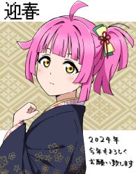 Rule 34 | 1girl, ahoge, black kimono, blunt bangs, blunt ends, bow, brown background, cherry blossom print, commentary request, expressionless, floral print, hair bow, hand up, highres, japanese clothes, kimono, light blush, long sleeves, looking at viewer, love live!, love live! nijigasaki high school idol club, medium hair, pink hair, short ponytail, sidelocks, solo, tennoji rina, translation request, upper body, yanekawara, yellow eyes