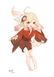 Rule 34 | 1girl, :d, ahoge, blonde hair, blush, brown shorts, child, commentary, dated, feather hair ornament, feathers, full body, genshin impact, hair ornament, hand up, highres, japanese clothes, kimono, klee (genshin impact), long hair, looking at viewer, md5 mismatch, mitu yang, open mouth, pointy ears, red eyes, red kimono, resolution mismatch, round teeth, short shorts, shorts, simple background, sleeves past wrists, smile, solo, source smaller, symbol-only commentary, teeth, translation request, twintails, upper teeth only, white background, white feathers, wide sleeves