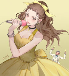 Rule 34 | 1boy, 1girl, bracelet, brown eyes, brown hair, choker, commentary request, dress, earrings, hair ribbon, heart, heart-shaped eyes, holding, holding microphone, jacket, jewelry, looking at viewer, meitantei conan, microphone, numbered, okino youko, ribbon, smile, upper body, waistcoat, white jacket, yellow background, yellow dress, yellow ribbon, yoshicha