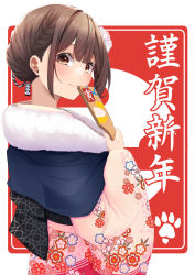 Rule 34 | 1girl, back bow, black bow, blush, bow, brown eyes, brown hair, closed mouth, floral print, from side, fur collar, hagoita, holding, holding paddle, japanese clothes, kimono, long sleeves, looking at viewer, looking to the side, minato yu, new year, obi, original, paddle, pink kimono, print kimono, red background, sash, short hair, smile, solo, translation request, two-tone background, upper body, wide sleeves, yukata
